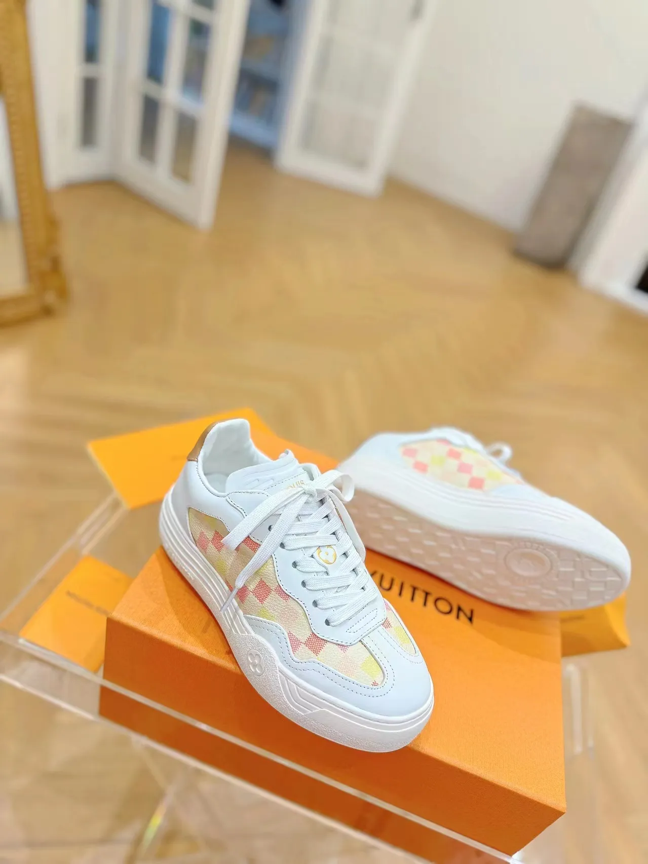 👟👟Ex-factory price 620👟👟Men's size +10 Same style for men and women🔥🔥𝐋𝐕 𝐃𝐢𝐬𝐜𝐨𝐯𝐞𝐫𝐲 2024 new sports shoes thick sole casual ❗️❗️ original purchase development and production LV Discovery lace-up shoes were unveiled at Louis Vuitton's fourth show. They are made of technical mesh fabric and metallic synthetic materials to create a streamlined design. Brand elements embellish the upper and lightweight rubber outsole, with technical shoelaces. Fabric: Original imported cowhide + technology mesh Inner lining: Original customized breathable mesh Sole: Original molded ultra-light rubber foam material Bottom thickness: 5.5CM Size: Women's 35-41 (41 customized), Men's 39-46, (45-46 customized)